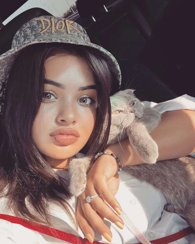 Mina boşanmasından danışdı