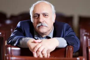 “Elə bil atamın dükanıdır, bilet istəyirlər”