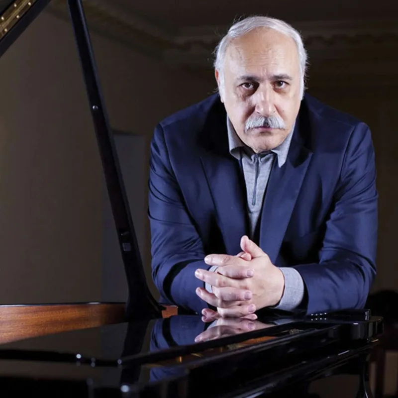 “Elə bil atamın dükanıdır, bilet istəyirlər”