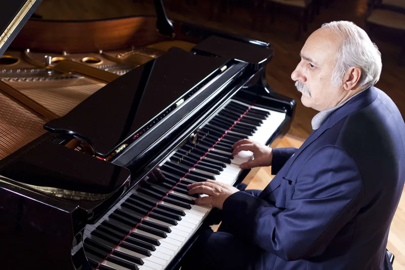 “Elə bil atamın dükanıdır, bilet istəyirlər”