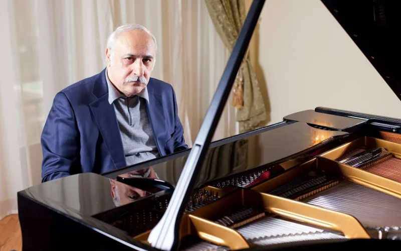 “Elə bil atamın dükanıdır, bilet istəyirlər”