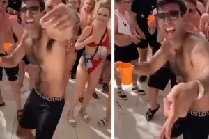 İngilis Baş nazirin rəqsi gündəm oldu