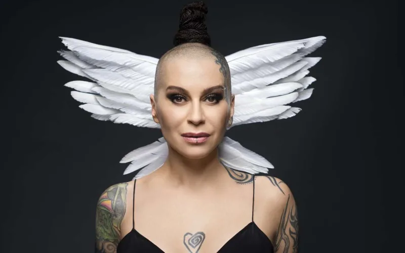 “Heç güzgüdə üzünə baxmısan?”