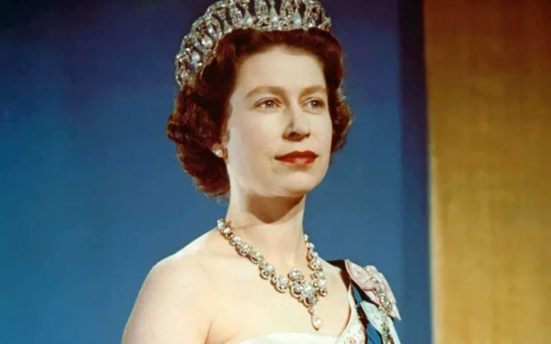 Elizabetin 50 ildir imtina etmədiyi 7 gözəllik qaydası
