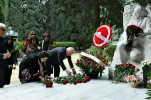 Fikrət Əmirovun doğum günündə məzarı ziyarət edildi