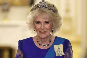II Elizabetin sapfir tacını taxdı