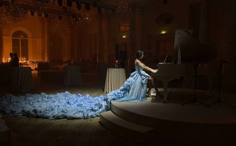 Aisel gecəyə 100 metr uzunluğunda libasla qatıldı