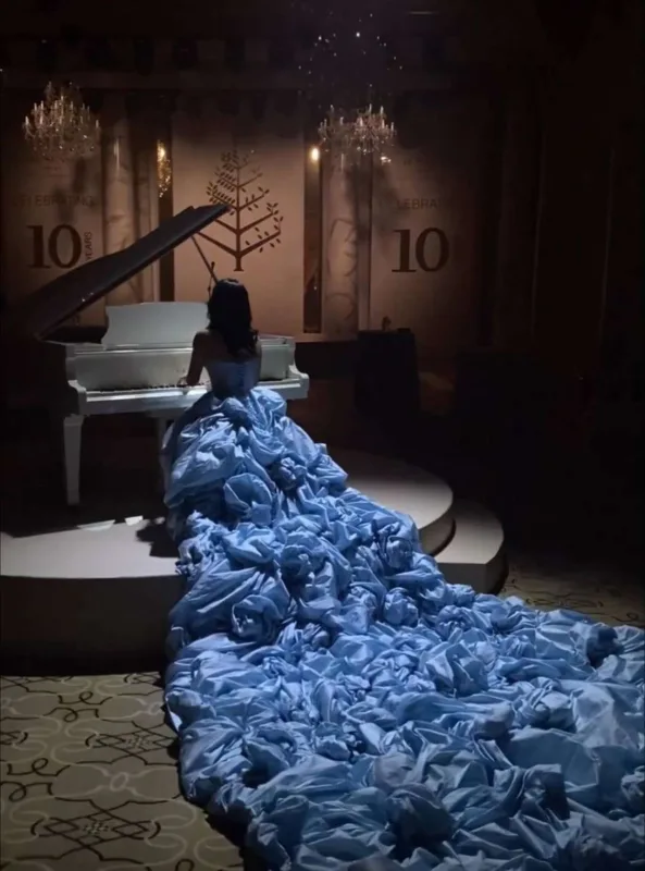 Aisel gecəyə 100 metr uzunluğunda libasla qatıldı