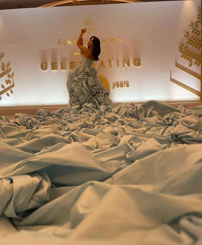 Aisel gecəyə 100 metr uzunluğunda libasla qatıldı