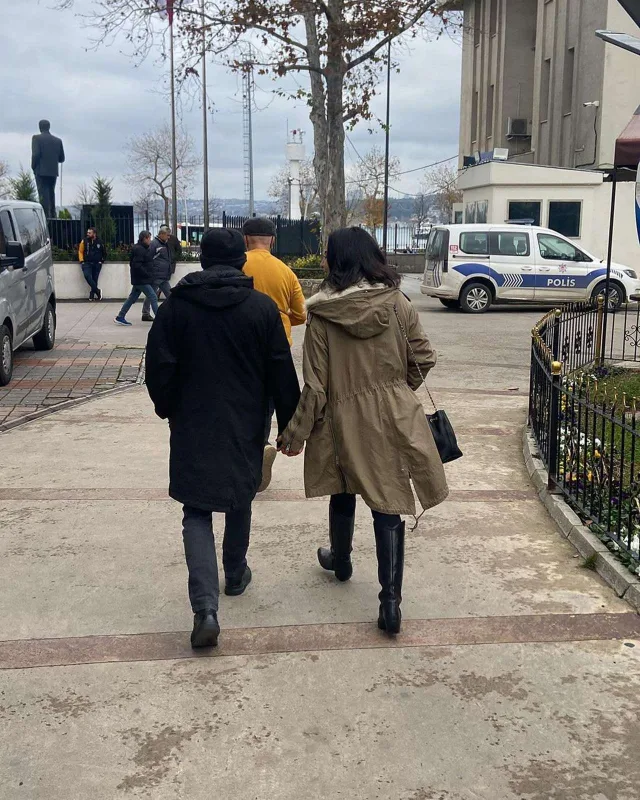 Boşanma məhkəməsindən əl-ələ çıxdılar