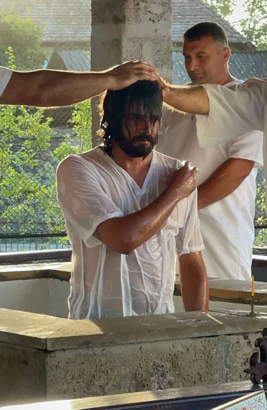 Serial üçün xaç suyuna girdi