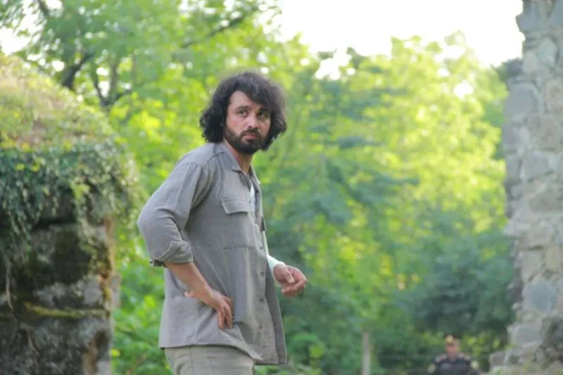 Serial üçün xaç suyuna girdi