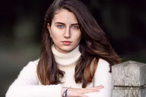 “Anam şəmkirlidir” - İngiltərənin makiyajsız gözəli