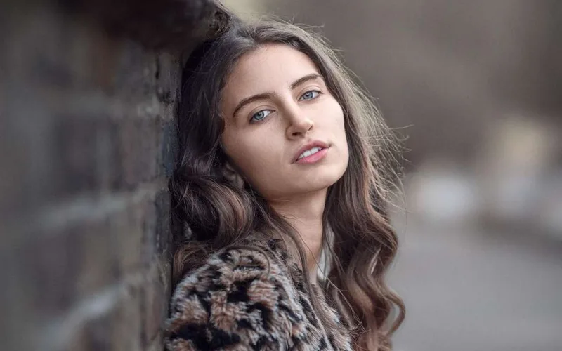 “Anam şəmkirlidir” - İngiltərənin makiyajsız gözəli