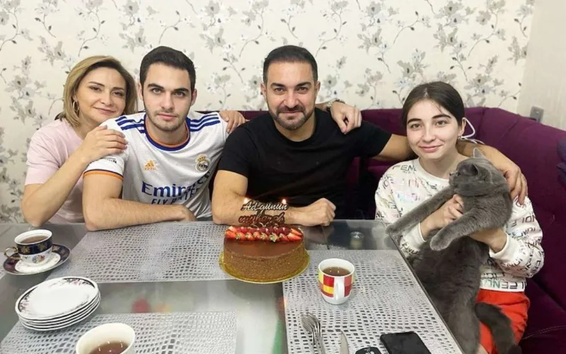 Xanımı Rəşadın köynəyində dodaq boyası izi tapıb