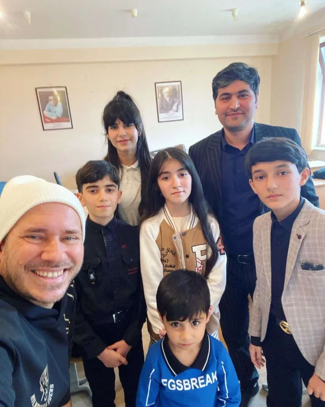 Türk musiqiçi ifasıyla populyarlaşan azərbaycanlı uşaqlarla görüşdü
