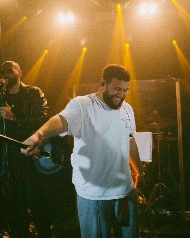 Navai ana dilimizdə mahnı təqdim etdi