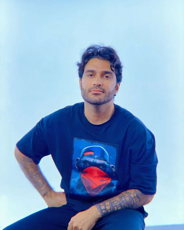 “İstədiyi kimi yaşayanları daşqalaq edirlər”