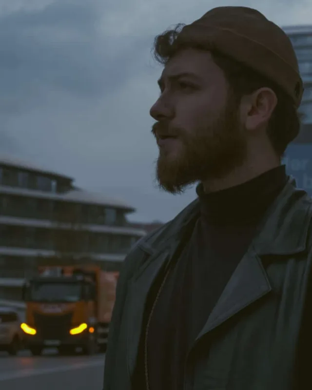 3 il əvvəl yazdığı mahnını təqdim etdi