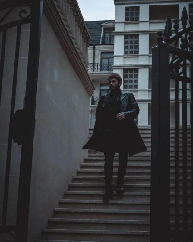 3 il əvvəl yazdığı mahnını təqdim etdi