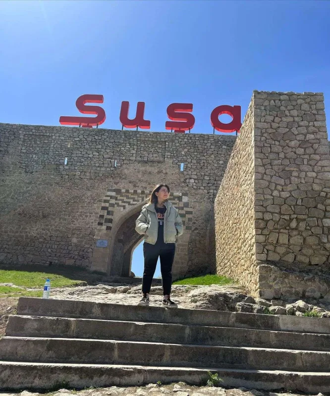 “Məşhurluqdan əvvəl salonda işləyirdim”