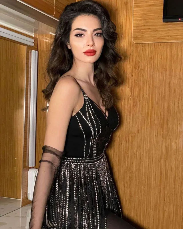 Söyüş söyərək çəkiliş meydançasını tərk edib