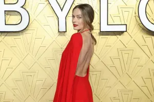 Kürək dekoltesi ilə qalaya damğa vurdu