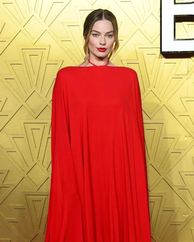 Kürək dekoltesi ilə qalaya damğa vurdu