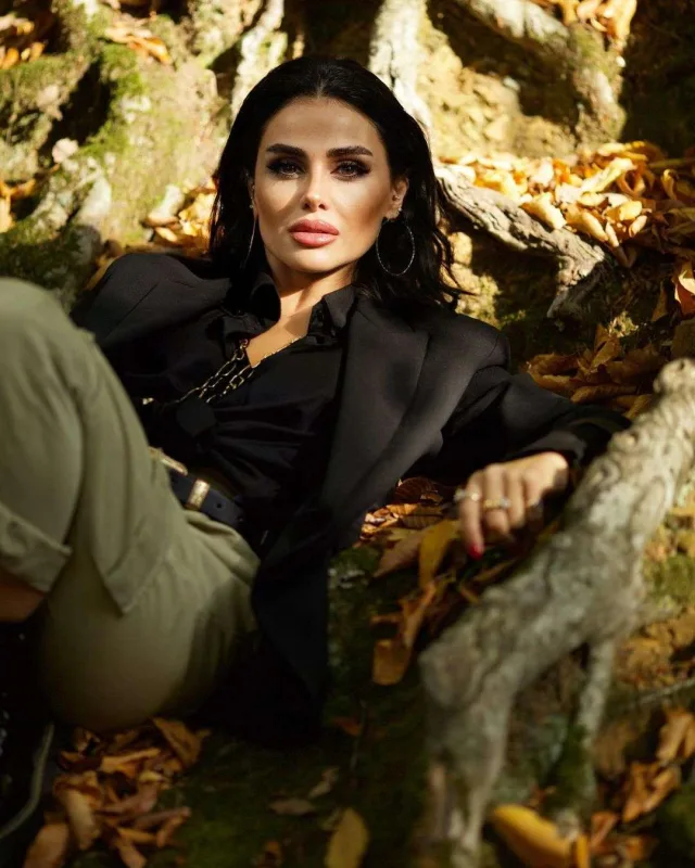 Güneldən estetikləriylə bağlı xəbərlərə sərt reaksiya!