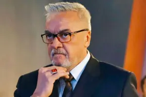 Məşhur aktyorun barmaqları qırıldı