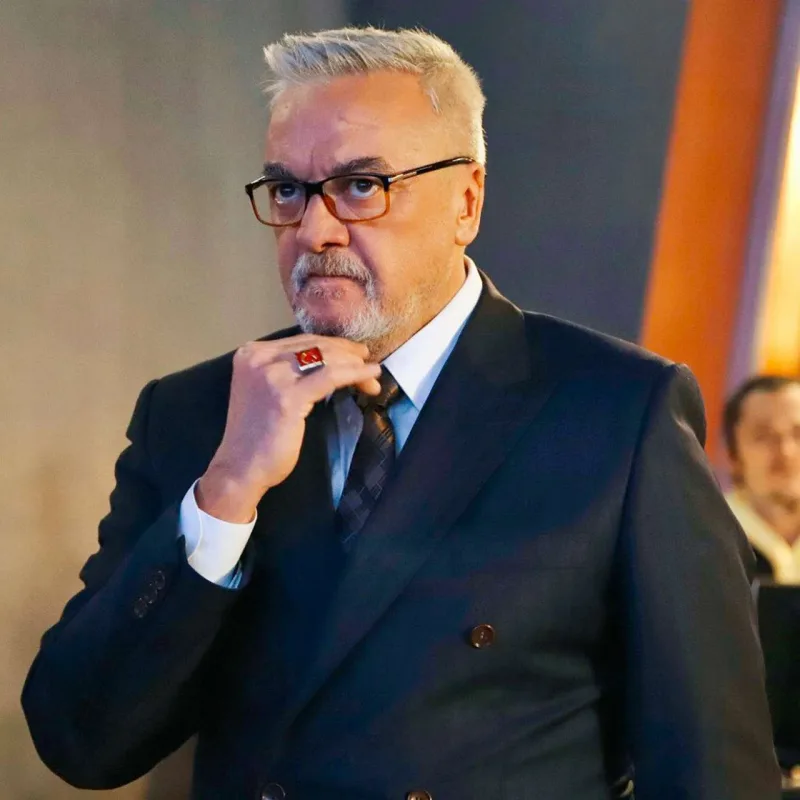 Məşhur aktyorun barmaqları qırıldı