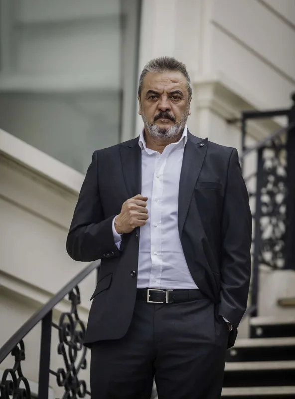 Məşhur aktyorun barmaqları qırıldı