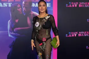 Gecəyə transparan paltarda gəldi