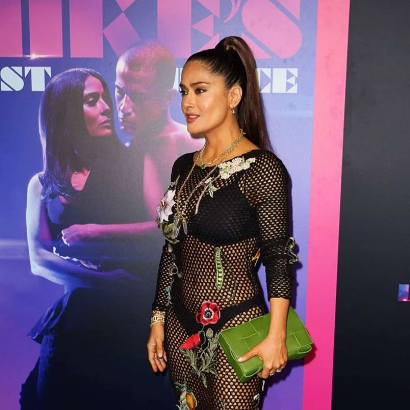 Gecəyə transparan paltarda gəldi