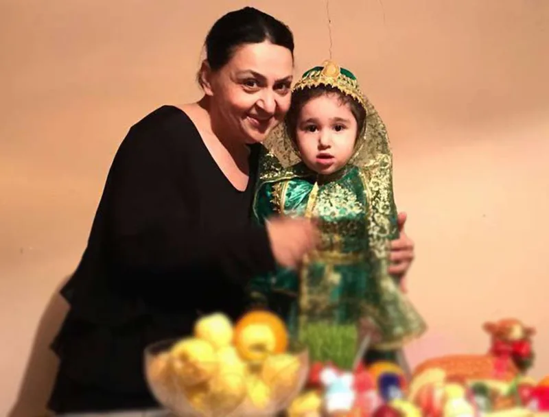 “Zəhra anasının paltarlarını qucaqlayır”