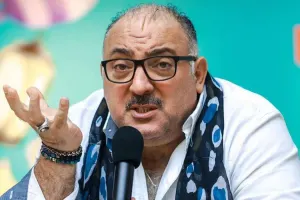 Ona mənfi rəy yazanlara qəzəbləndi