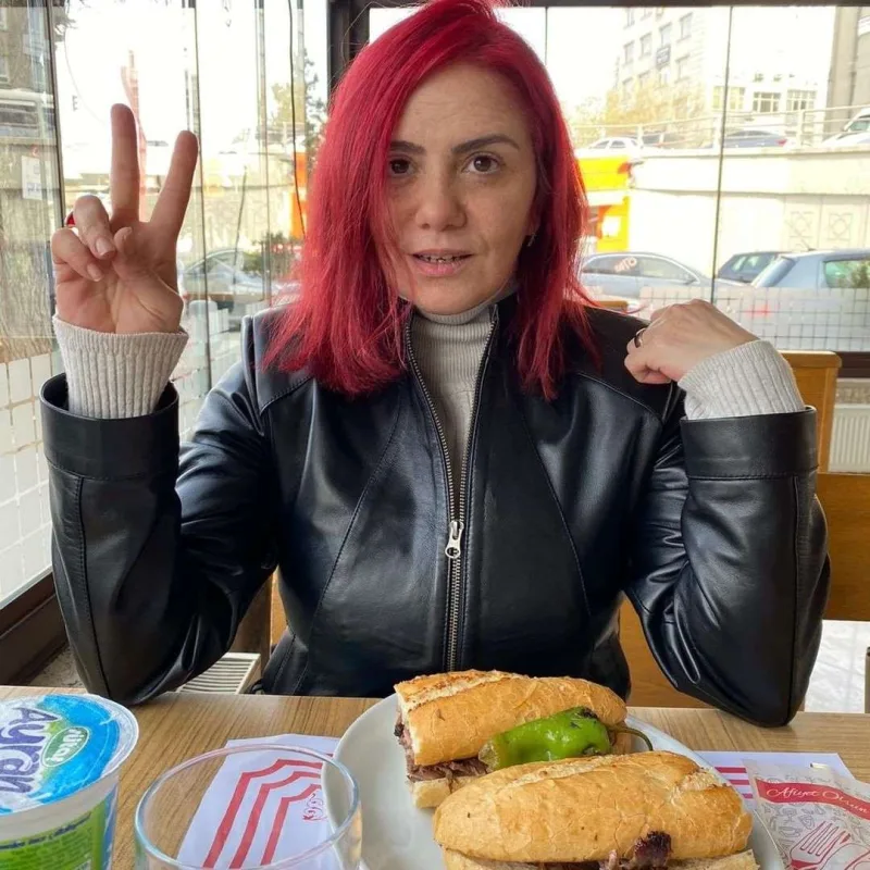 Ustad aktyorun qızı da dağıntılar altında qaldı