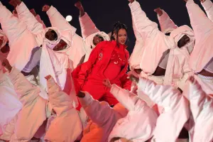 Rihanna səhnəyə qayıtdı - Yenidən hamilədir