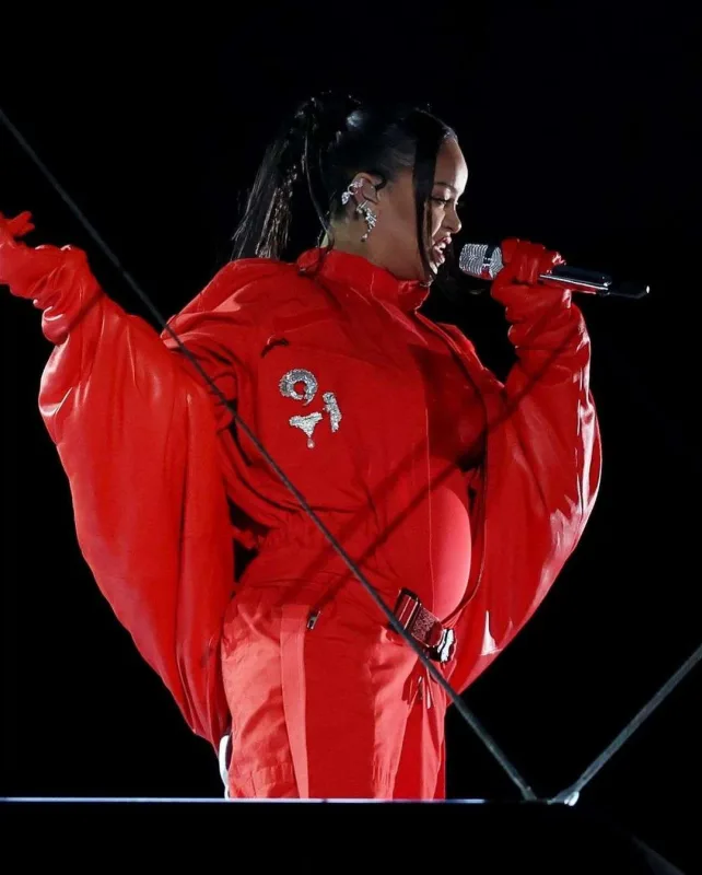 Rihanna səhnəyə qayıtdı - Yenidən hamilədir