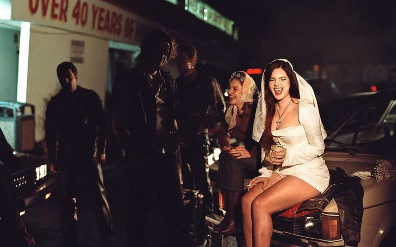 Dekolteli ağ gəlinlikdə pozalar verdi