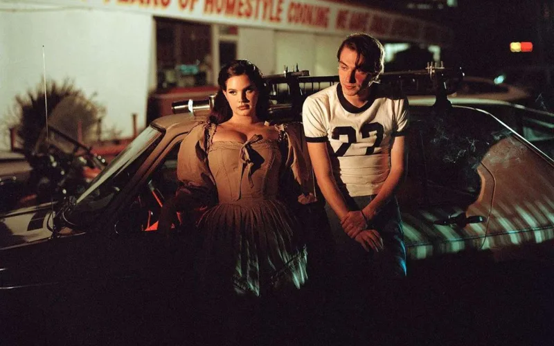 Dekolteli ağ gəlinlikdə pozalar verdi