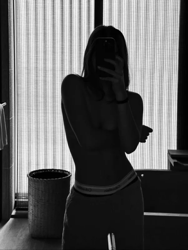 Yeltsinin nəvəsi çılpaq fotosu ilə gündəmdə