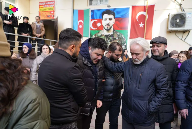 Atasının vida mərasimində halı pisləşdi