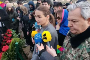 Qənirə Paşayeva da dəfnə gəldi