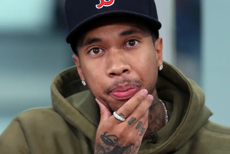 Avril nişanlısını aldatdı