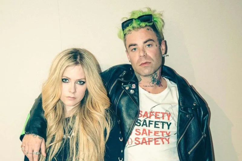 Avril nişanlısını aldatdı