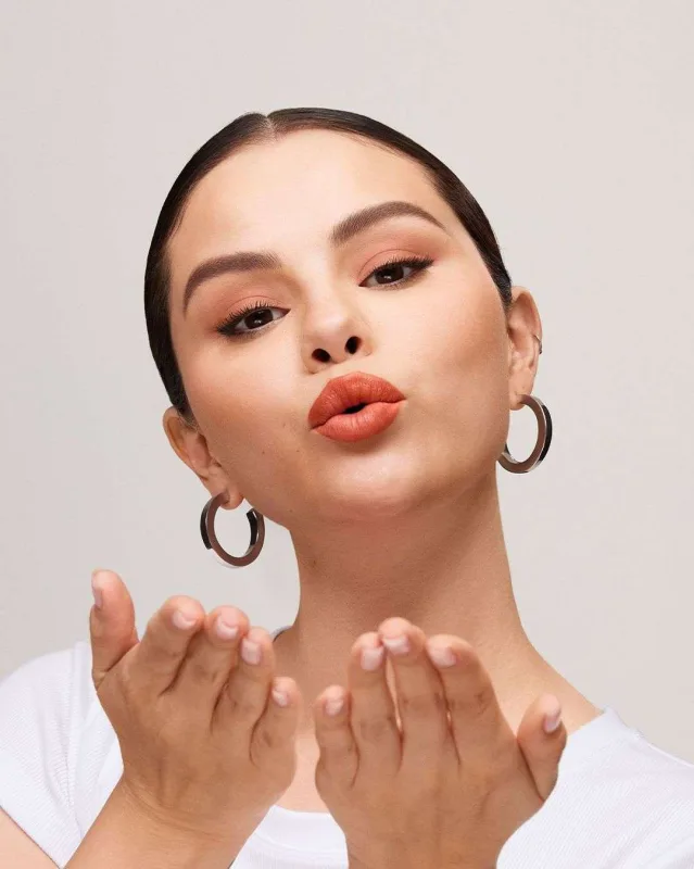 Selena qəribə hərəkətləri ilə dünyanın gündəmində