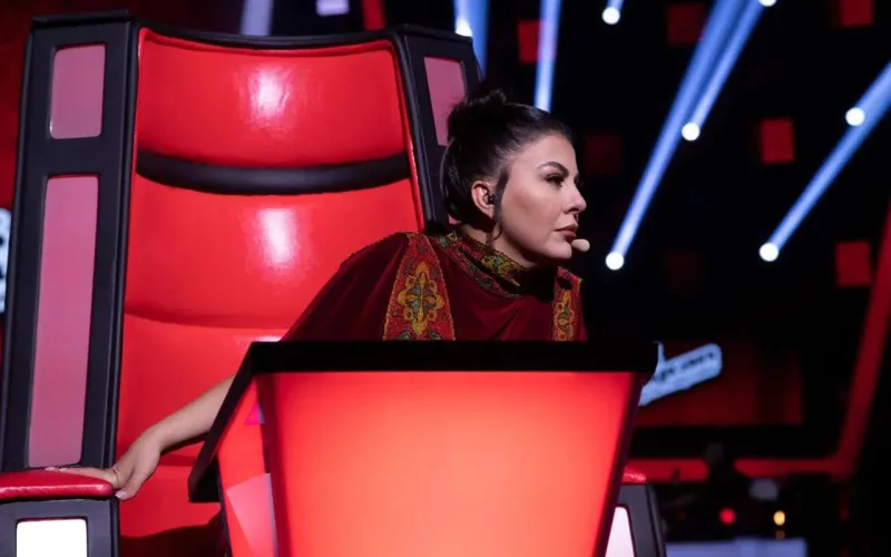 Efirdə kreslosu xarab oldu, dönə bilmədi