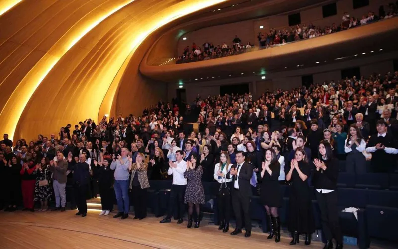 “Ölülər” Heydər Əliyev Mərkəzində anşlaqla izlənildi
