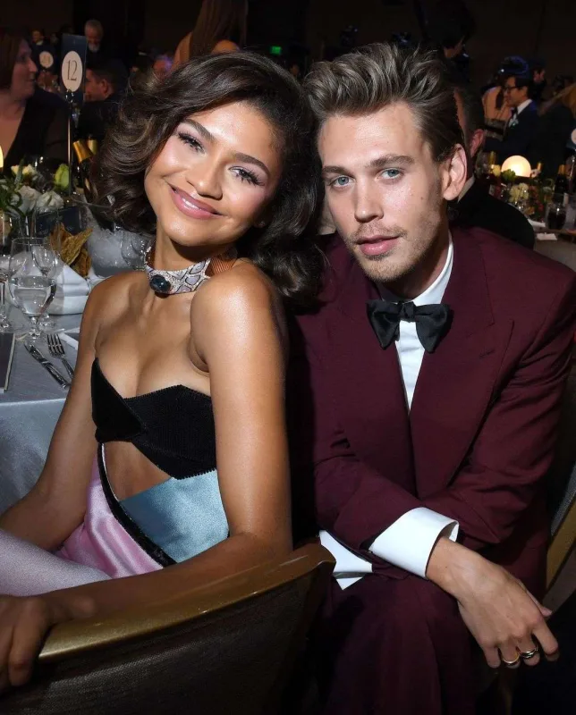 Üç libası ilə gündəmdə